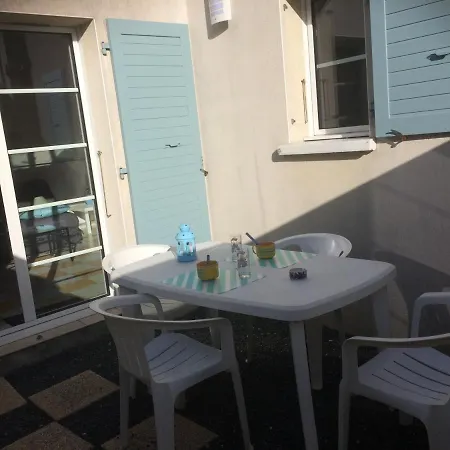 Maisonnette Type Studio Avec Cour Privee A La Rochelle *